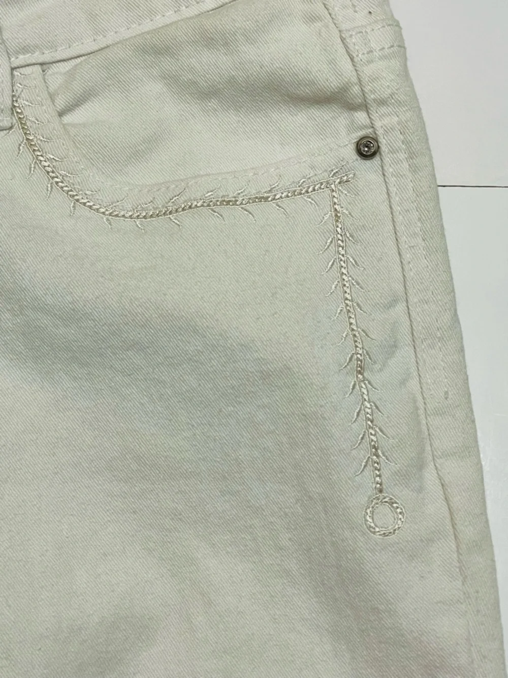 Vintage Y2K Daniel Embroidered Cropped Leg White Jeans Size 6